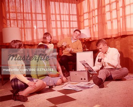 1960s GROUP OF TEENS PLAYING RECORDS 1960s GROUP OF TEENS PLAYING RECORDS