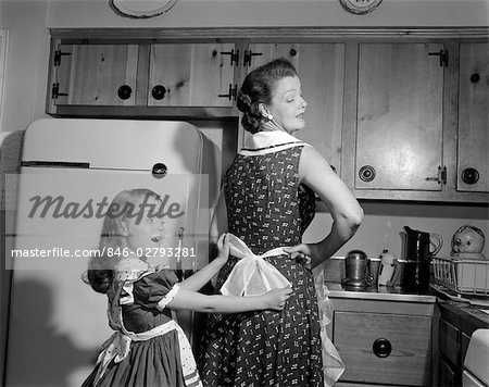 https://image1.masterfile.com/getImage/846-02793281em-1950s-woman-child-daughter-mother-apron-kitchen-stock-photo.jpg