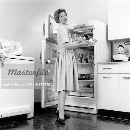 https://image1.masterfile.com/getImage/846-02793331em-1950s-woman-standing-in-kitchen-by-open-refrigerator-stock-photo.jpg