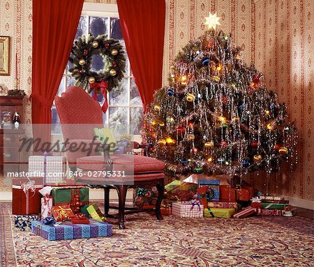 1970s CHRISTMAS TREE IN LIVING ROOM