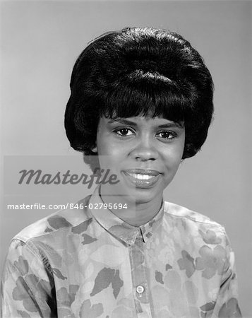 AFRICAN AMERICAN WOMAN LADY SMILE TOWARD CAMERA PRINT BLOUSE SHORT BLACK HAIR NEGRO PORTRAIT RETRO 1960s