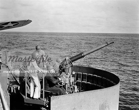 1940s WORLD WAR II BOFORS ANTI-AIRCRAFT GUN CREW ON US NAVY AIRCRAFT CARRIER