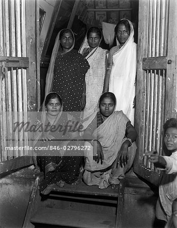 1930s LADIES OF PLEASURE GRANT ROAD BOMBAY INDIA WOMEN PROSTITUTES IN SARIS IN DOORWAY