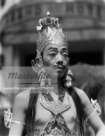 1920s 1930s MAN MALE JAVANESE DANCER IN COSTUME PORTRAIT CROWN EARRINGS MAKEUP FAKE MOUSTACHE EYEBROWS JAVA INDONESIA