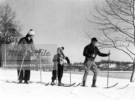 1930s FAMILY OF THREE CROSS COUNTRY SKIING MOTHER FATHER DAUGHTER