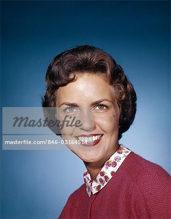 1960s SMILING WOMAN LOOKING DIRECTLY AHEAD STUDIO