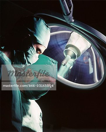 Surgeon wearing plastic face mask - Stock Image - M550/0408