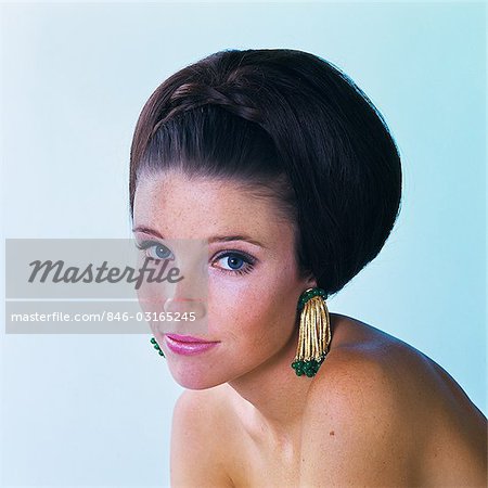 1960s GLAMOROUS YOUNG WOMAN BRUNETTE BIG HAIR TEASED BOUFFANT HAIRSTYLE