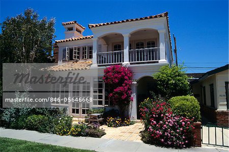 1990s SOUTHWESTERN STYLE STUCCO HOME WITH SPANISH TILE ROOF IN CALIFORNIA