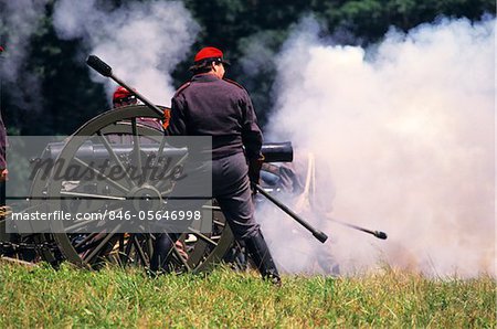1860s CONFEDERATE CANNON FIRING REENACTMENT GETTYSBURG BATTLE AMERICAN CIVIL WAR PENNSYLVANIA USA