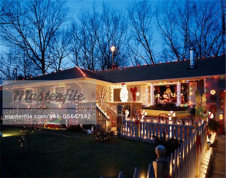 1990s ELABORATE CHRISTMAS LIGHTING AND DECORATION AROUND RANCH HOUSE LAKEWOOD NEW JERSEY USA