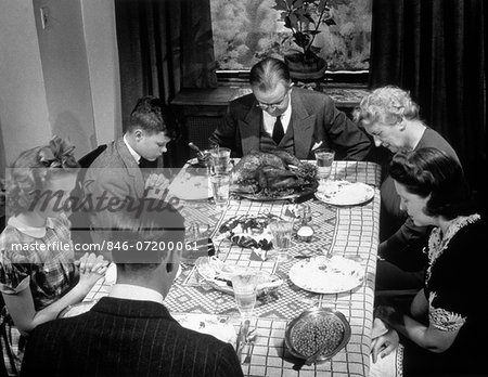 1940s THREE GENERATION FAMILY SAYING GRACE THANKSGIVING DINNER
