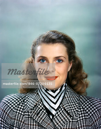 1940s 1950s PORTRAIT SMILING WOMAN WEARING HOUNDS TOOTH TWEED COAT STRIPED SCARF LOOKING AT CAMERA
