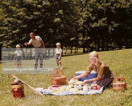 1970s FAMILY PICNIC PLAYING GAME HORSESHOES MOTHER FATHER TWO BOYS SUMMERTIME