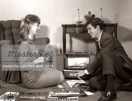 1962s YOUNG COUPLE MAN WOMAN BROWSING LISTENING VINYL RECORDS 1962s YOUNG COUPLE MAN WOMAN BROWSING LISTENING VINYL RECORDS