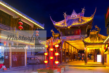 Gusong bridge, Old town of Songpan (Sunqu) at night, Ngawa Tibetan and Qiang Autonomous Prefecture, Suchuan Province, PRC