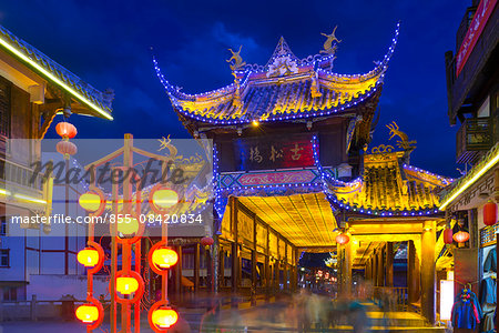 Gusong bridge, Old town of Songpan (Sunqu) at night, Ngawa Tibetan and Qiang Autonomous Prefecture, Suchuan Province, PRC