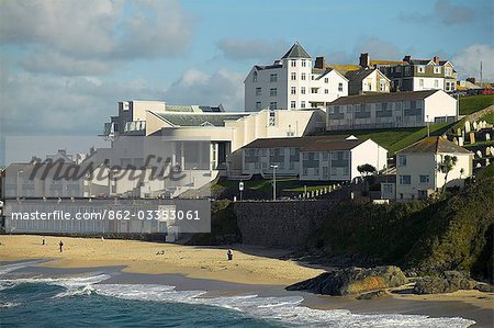 The Tate St Ives,the provincial outpost of the famous London art gallery built in 1993,standing above Porthmeor Beach. Artists such as Barbera Hepworth and Alfred Wallace established a thriving artists' colony here in the 1920s and 1930s. The tradition still lives on today with small art galleries and artists' studios scattered around he town.