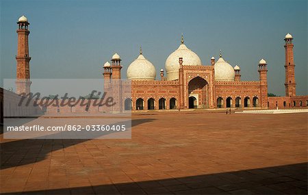 Completed in 1676 AD by the Mughal emperor Aurangzeb,Badshahi Mosque can accommodate 60,000 worshippers in its courtyard