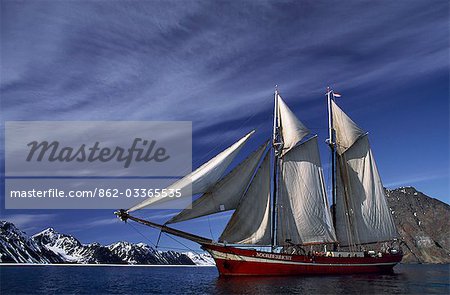 Noordelicht schooner under full sail in Krossfjorden.