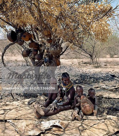 When the Turkana form temporary stock camps in the dry season,they might have to move again in three or four days' time. Often,families have no time or inclination to build a temporary home. They will make do with a shady tree and sleep on skins spread out on the ground.