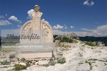 Statue of Charloun Rien in Les Beaux France