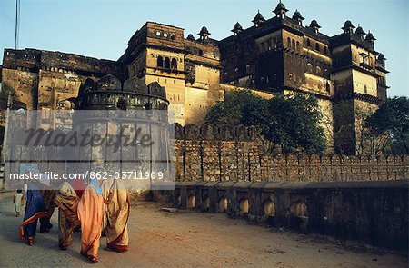 The architectural heritage of this one-time capital of the Bundela Rajputs is among the most exhilarating in Central India. Here local women cross the bridge to the Raj Mahal which,along with the other palace buildings,stand on an island in the River Betwa.