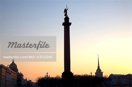 Russia, St.Petersburg; Palace Sqaure with the Alexander Column commemorating the victory over Napoleon in 1812