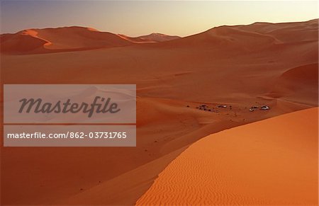 Libya, Fezzan, Edeyen Murzuk. Tourists set up camp amidst the dunes, within the vast 'sand sea' of the Edeyan Murzuk.