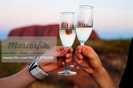 Australia, Northern Territory, Uluru-Kata Tjuta National Park.  Enjoying a glass of wine at Uluru (Ayers Rock).  (PR)