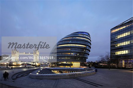 England, London. London City Hall and Tower Bridge at the River Thames.