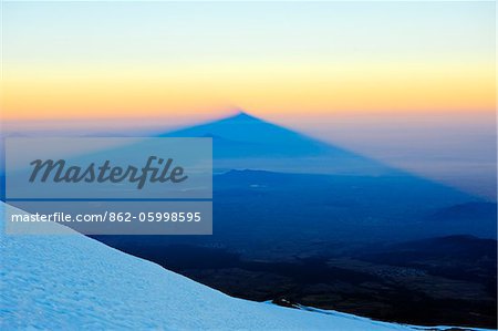 North America, Mexico, Pico de Orizaba (5610m); highest mountain in Mexico, Veracruz state, shadow of Orizaba at sunrise