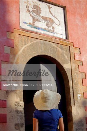 Spain, Andalusia, Seville; Tourist in front of the Real Alcazar.