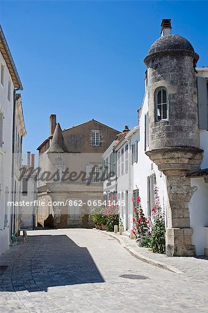 France, Charente Maritime, Ile de Re.  Quiet side street off the village square in Ars en Re.