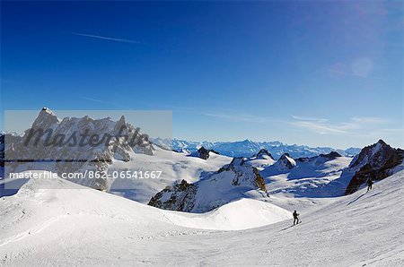 Europe, France, French Alps, Haute Savoie, Chamonix, Aiguille du Midi, skiers on the Vallee Blanche off piste run Europe, France, French Alps, Haute Savoie, Chamonix, Aiguille du Midi, skiers on the Vallee Blanche off piste run
