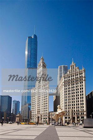 USA, Illinois, Chicago. Marilyn Monroe Statue on Michigan Avenue with the Wrigley Building behind.