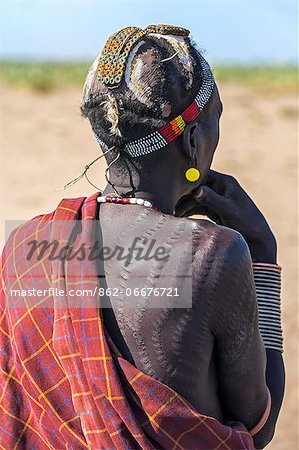 The scarification on the right shoulder of a Dassanech man denotes that he has killed an enemy, Ethiopia