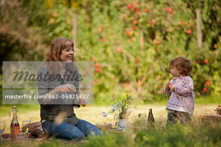 Nottinghamshire, UK. Mother and toddler enjoy a late summer family picnic. (MR)