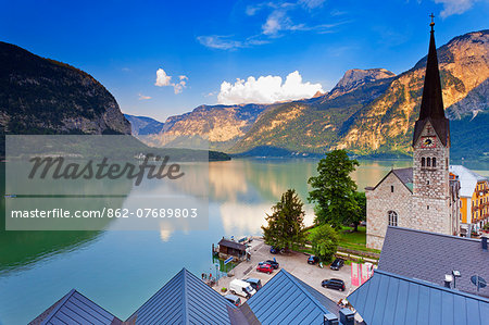 Austria, Osterreich. Upper Austria, Oberosterreich. Hallstattersee lake. Hallstatt.