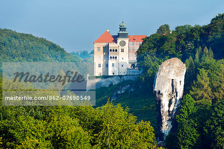 Europe, Poland, Malopolska, Ojcow National Park, Pieskowa Skala Castle and  Hercules Club, Maczuga Herkulesa, limestone pillar