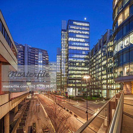 88 Wood Street at London Wall from Richard Rogers was completed in 1999.