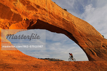 Mountain biker, Wilson Arch, Moab, Utah, USA, MR