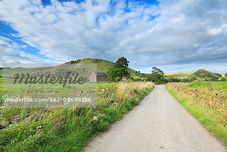 England, Staffordshire, Longnor. A country lane in the White Peak area of the Peak District near Longnor.