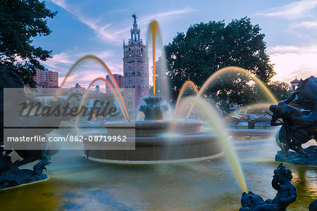 USA,Midwest, Missouri, Kansas City,Fountain at Country Club Plaza
