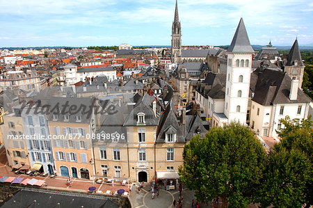 France, Aquitaine, Pyrenees Atlantiques, region of Bearn, Pau. General view from the castle's dunjon, rue du Chateau and the Parliament of Navarre (General Council) in the foreground