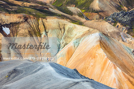 Trekkers are looking at the Landmannalaugar panorama (Landmannalaugar, Fjallabak Nature Reserve, Highlands, Southern Region, Iceland, Europe)