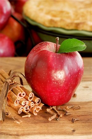 simsearch:400-04145790,k - Red apple, cloves and cinnamon (apple pie ingredients) Stock Photo - Budget Royalty-Free & Subscription, Code: 400-04005143