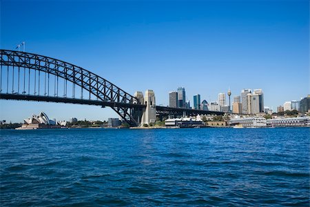 simsearch:400-08980317,k - Sydney Harbour Bridge with view of downtown skyline and Sydney Opera House in Australia. Foto de stock - Super Valor sin royalties y Suscripción, Código: 400-04006315