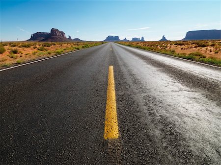 Open highway in scenic desert landscape with distant mountains and mesas. Photographie de stock - Aubaine LD & Abonnement, Code: 400-04006500