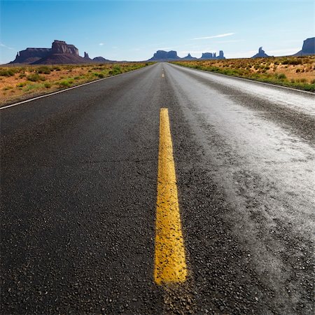 Open road in scenic desert landscape with distant mountains and mesas. Photographie de stock - Aubaine LD & Abonnement, Code: 400-04006501